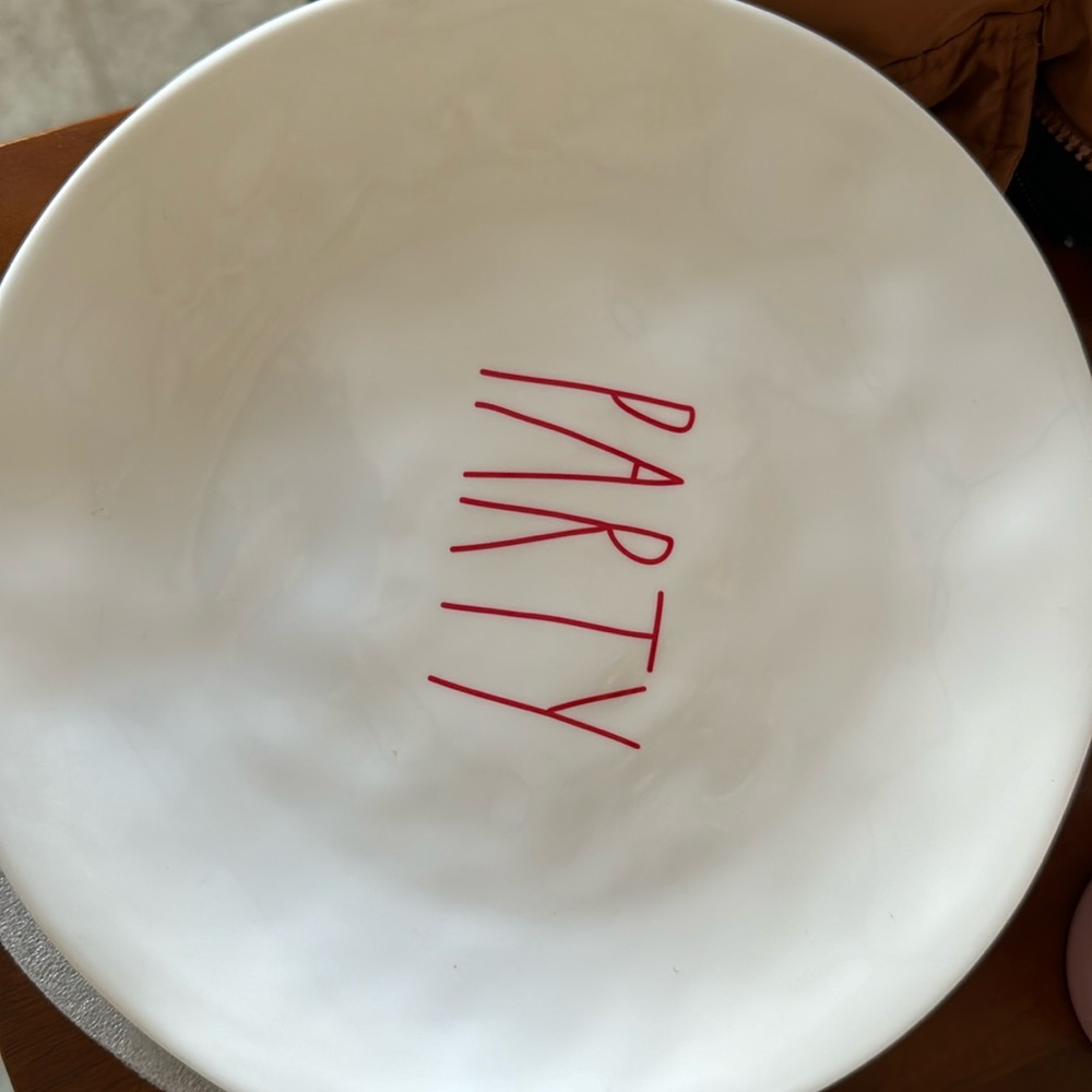 Set of 4 melamine Ray Dunn “party” plates never used before